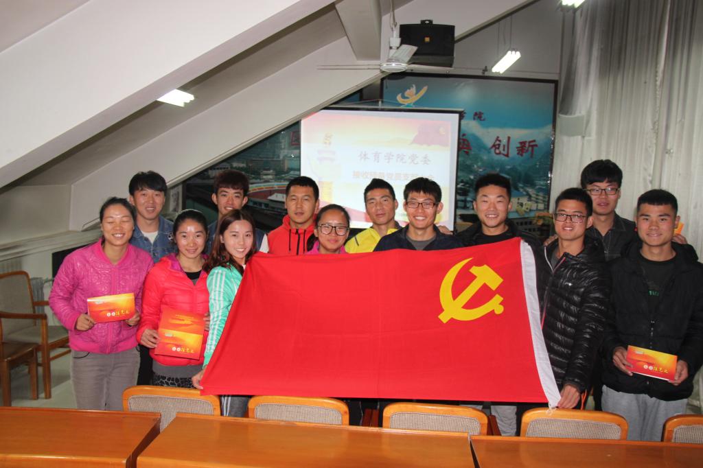 新党员合影留念