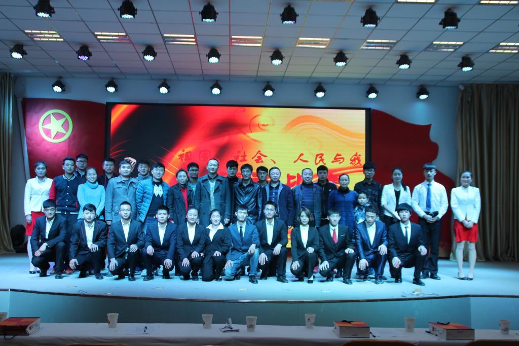 评委嘉宾与参赛选手及工作人员合影